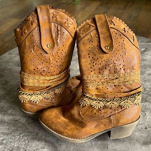Girls boots! Small signs of wear (ex. fraying) Comfy to walk/ride in! Classic🤠